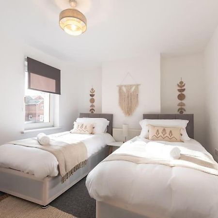Beautiful 4 Bedroom House レディング エクステリア 写真