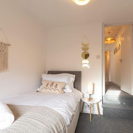 Beautiful 4 Bedroom House レディング エクステリア 写真
