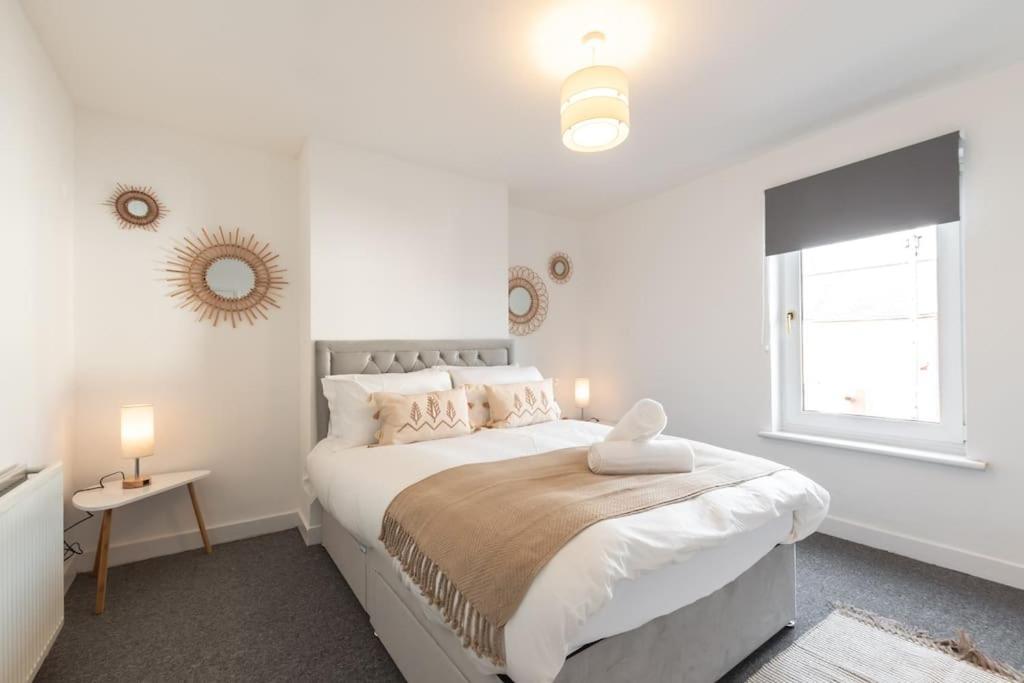 Beautiful 4 Bedroom House レディング エクステリア 写真