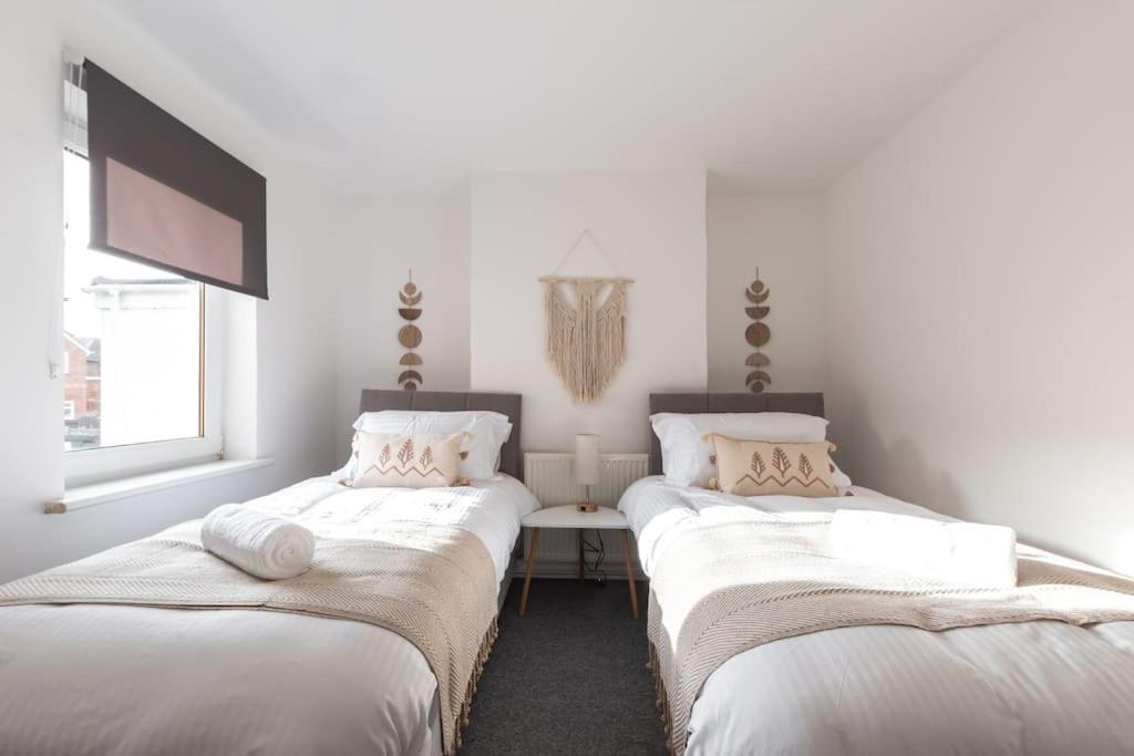 Beautiful 4 Bedroom House レディング エクステリア 写真