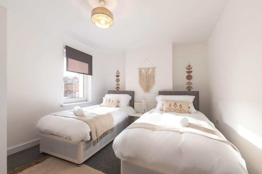Beautiful 4 Bedroom House レディング エクステリア 写真