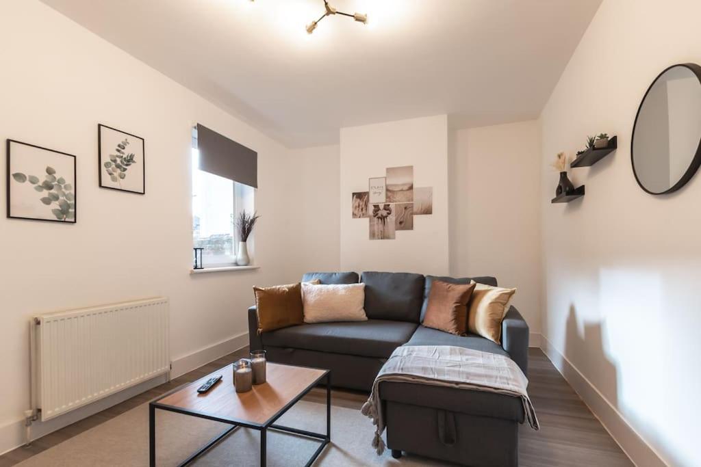 Beautiful 4 Bedroom House レディング エクステリア 写真