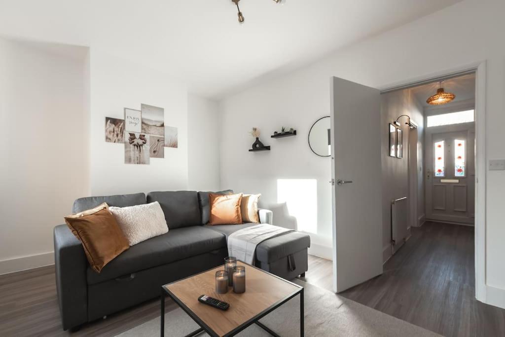 Beautiful 4 Bedroom House レディング エクステリア 写真