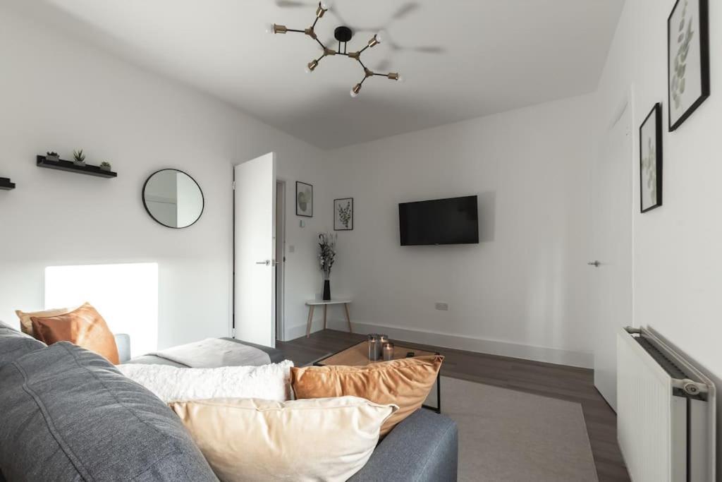 Beautiful 4 Bedroom House レディング エクステリア 写真