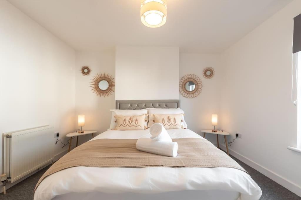 Beautiful 4 Bedroom House レディング エクステリア 写真