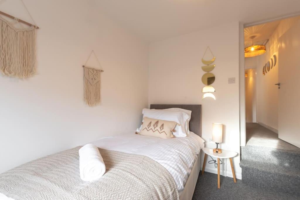 Beautiful 4 Bedroom House レディング エクステリア 写真