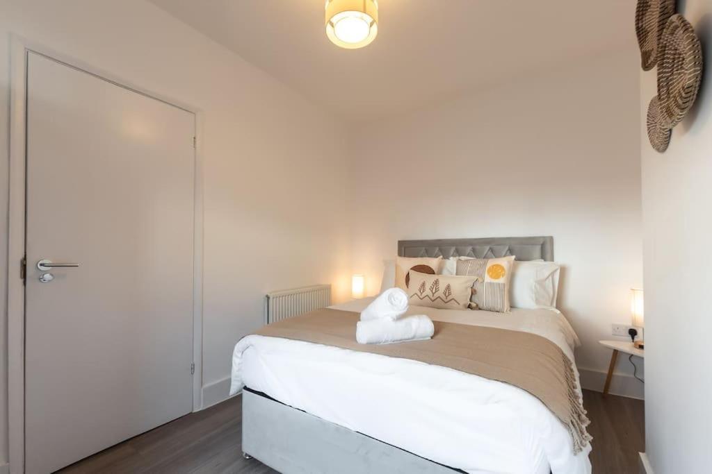 Beautiful 4 Bedroom House レディング エクステリア 写真