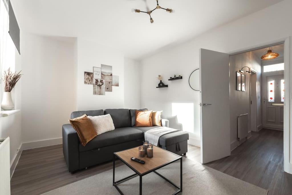 Beautiful 4 Bedroom House レディング エクステリア 写真