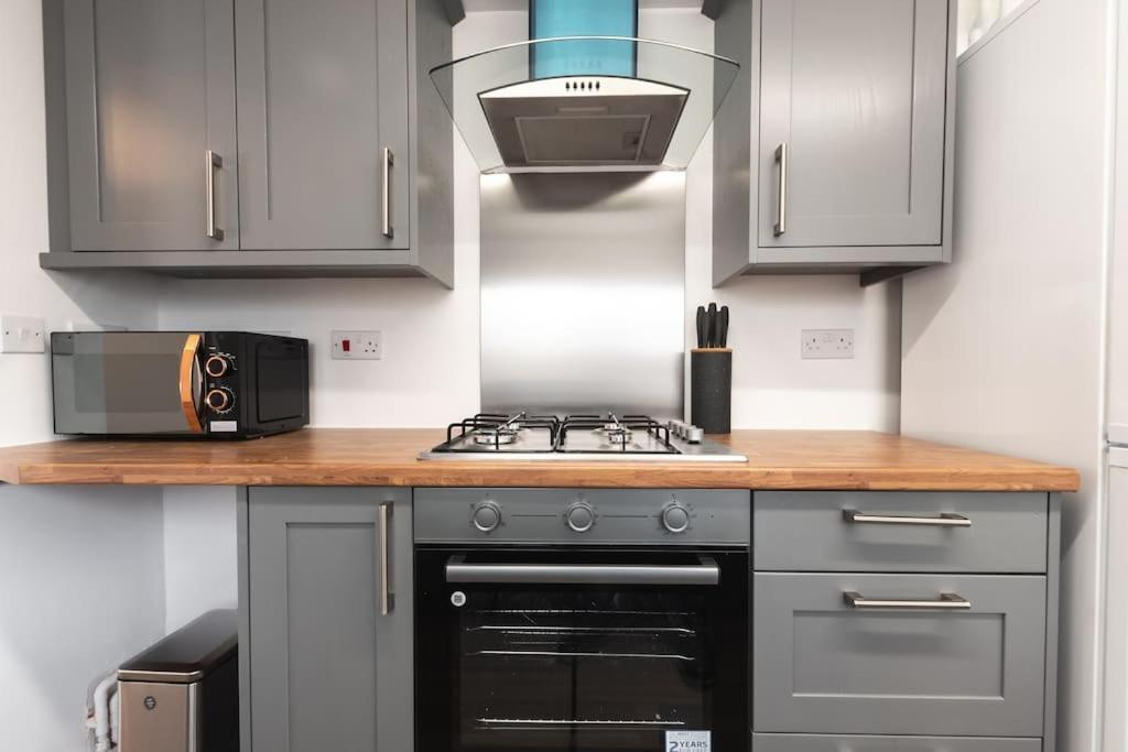 Beautiful 4 Bedroom House レディング エクステリア 写真