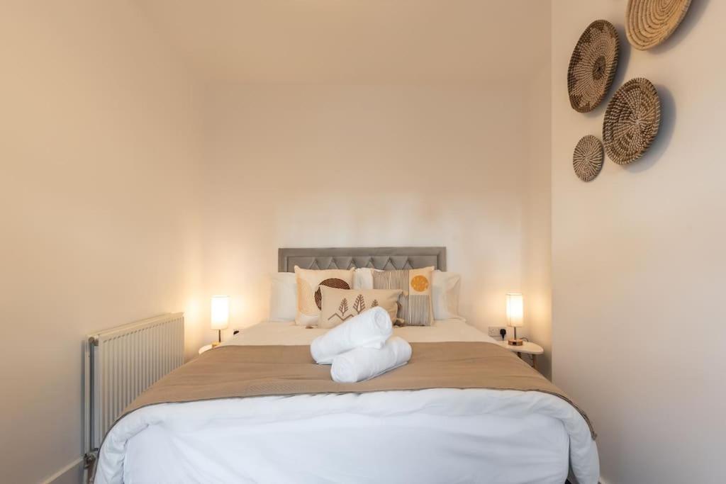 Beautiful 4 Bedroom House レディング エクステリア 写真
