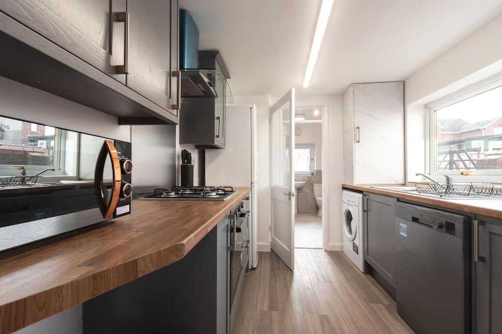 Beautiful 4 Bedroom House レディング エクステリア 写真