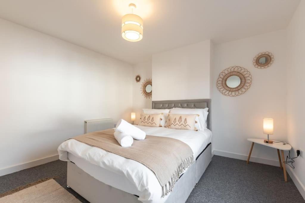 Beautiful 4 Bedroom House レディング エクステリア 写真