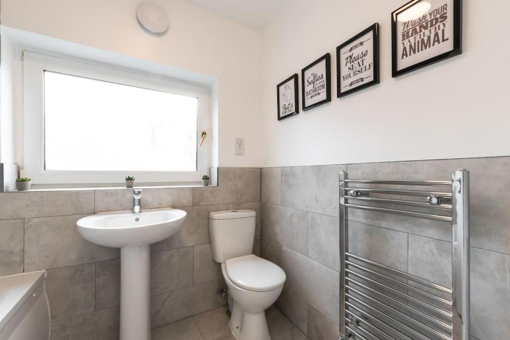 Beautiful 4 Bedroom House レディング エクステリア 写真