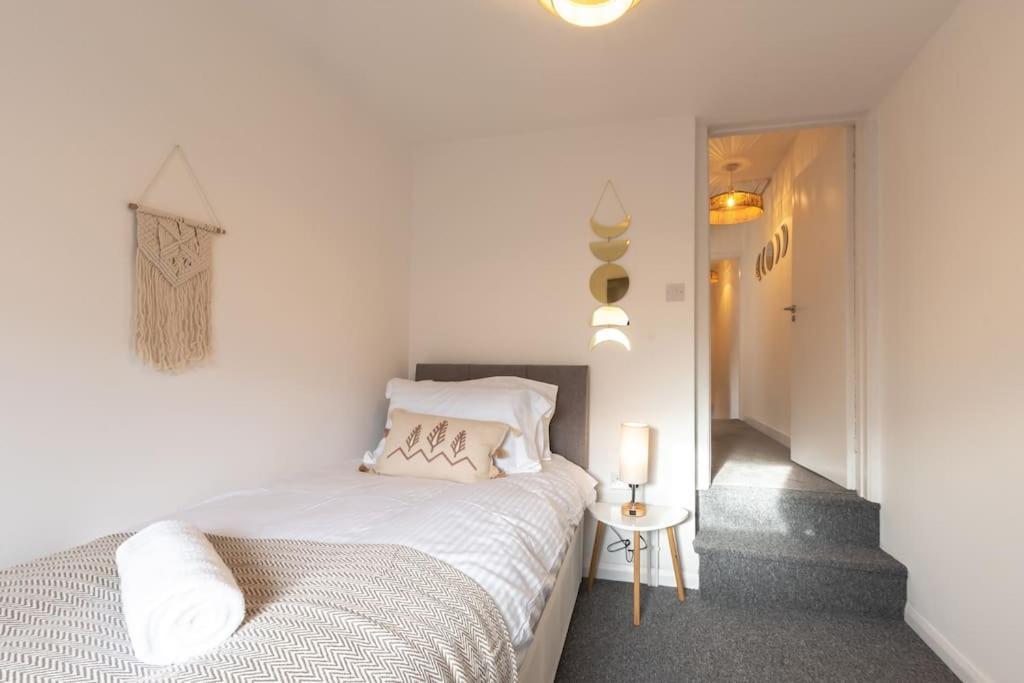 Beautiful 4 Bedroom House レディング エクステリア 写真